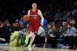 复出第二战手感欠佳！希罗15中5得14分5板6助 三分4中1