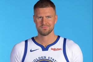 库里谈波津首秀：我们队从未有过以进攻为主的七尺长人 令人兴奋