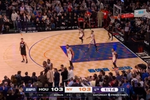 陷入困境！杜兰特持球强攻出现失误 火箭交出球权