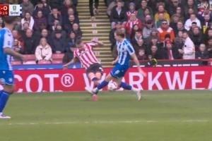 英冠也踢不来！菲利普斯暴力蹬踏被罚下，本月刚被曼城租至谢菲联