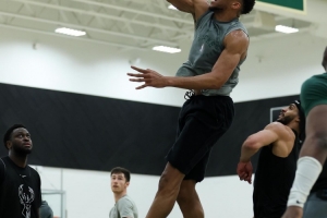 希腊怪兽即将复出&已缺战10场！字母哥晒训练暴扣照：⏳