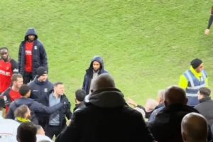 太阳报：卢顿被绝平后主帅威尔希尔与球迷冲突，他已面临下课压力