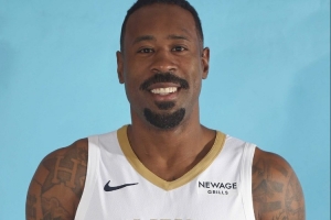 活力十足！老将小乔丹半场3中2拿到5分拼下10个篮板