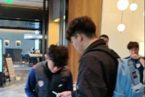 U17国脚邝兆镭为球迷签名，他已参加青岛海牛合练