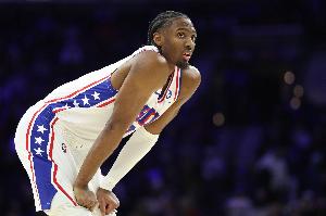 外线没谱！马克西23中9拿到27分7助5断 三分11中2