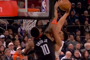 石破天惊！唐斯接球暴起 力压小贾单臂炸裂隔扣打停火箭