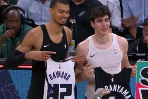 法甲队友！国王中锋雷诺赛后和文班亚马交换球衣