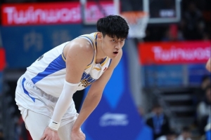 媒体人：曾凡博膝盖严重积水+软骨磨损已影响训练 他已请假养伤