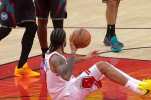 侮辱性极强！杜伦把球放在理查兹的头上 后者想砸人但忍住了