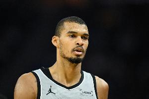 文班亚马：末节暴扣并非提前构思 腾空跃起后才去盘算动作