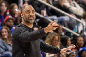 记者：乌度卡的球队第四节没进攻&失误连连 应该不会太令人意外吧