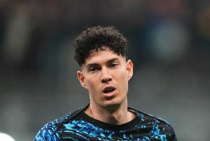 全场被嘘！科拉罗夫在巴斯托尼换下后鼓励他：踢得漂亮，你是冠军