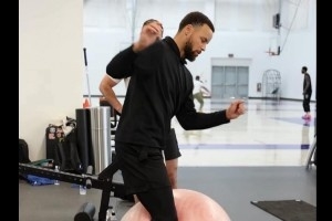 这是进一步合作的节奏？库里上脚带有个人Logo的安踏PE球鞋训练