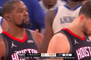 一声长叹~火箭最后5.4秒落后4分 杜兰特一脸无奈表情走向替补席