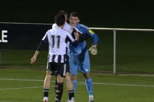 后场超远吊射！纽卡U21门将在英超2级联赛打进精彩进球