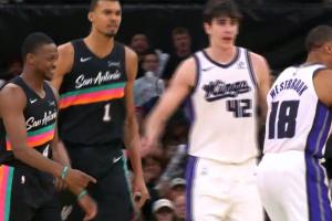 险些冲突！威少突破与福克斯反复纠缠 不满推搡福克斯吃T