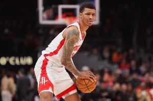 关键三分没能进！小贾巴里13中8得21分4板1助1断1帽 三分8中4