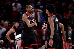 虐菜还行！火箭半场22个助攻也有多达14次失误 阿门个人4失误