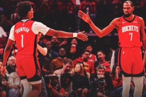 取胜功臣！火箭官方赢球海报封面：阿门与杜兰特击掌瞬间