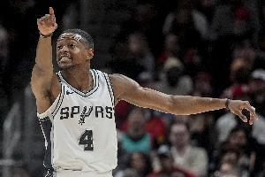 就是没手感！福克斯17投仅4中拿到10分 但有7板7助2断