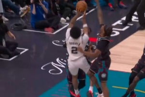 黄雀在后！霍兰奋力追防 腾空暴起送哈珀遮天大帽