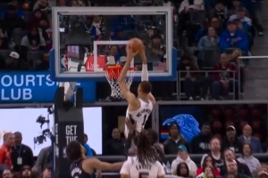 探囊取物！卡斯尔送妙传 文班亚马接球顺势转身站扣