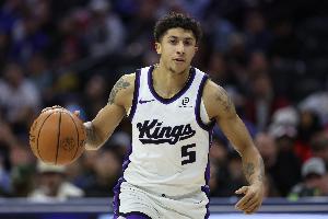 全能小伙！国王24号秀克利福德8中5得到12分6板5助6断