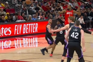 运筹帷幄！杜兰特直塞助攻申京暴扣 已送出11助攻平火箭生涯最高