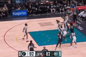 让你不信邪！文班亚马三帽坎宁安！这次拉杆上篮依然被扇飞！