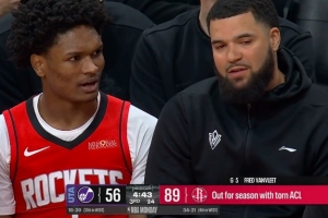 他在能少输10场？范乔丹场边与阿门交流 后者目前6失误&全队19次