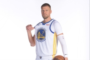 名记：勇士曾追求字母哥与JJJ无果 引进波津盼休赛期降薪续约