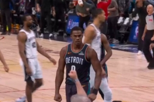 翻江倒海！杜伦再度拼下前场篮板补篮打成2+1 连得7分带队追赶