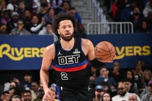 挺身而出！坎宁安封盖卡斯尔后三分命中 率队迫近比分