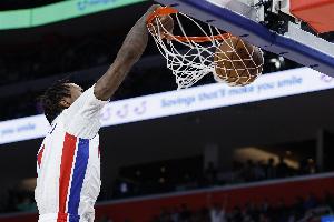 霍兰：我们今天协防过度&导致马刺进18三分 下周再遇他们会有进步