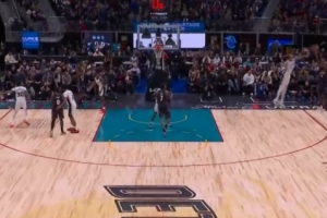 遮天蔽日！文班亚马无处不在送出大帽 霍兰底角三分都被盖了