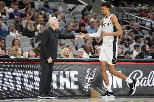 自00-01赛季以来马刺已经取得1300场常规赛胜利 联盟最多