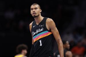 文班：战胜活塞是证明自身实力&取得进步的重要时刻 这是团队胜利