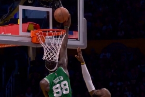 雷迪克：如果科塔把手伸进篮筐不是干扰球 那文班该每球都这么防