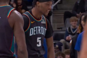 突然发力！霍兰连续打成2+1并飙中三分 连得9分助活塞反超比分