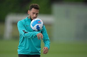 意媒：邓弗里斯能够出战闪耀，恰尔汗奥卢仍未恢复将缺阵欧冠