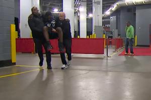 大伤！吓人！伊森撞开文斯·威廉姆斯 后者腿明显弯了被抬出场