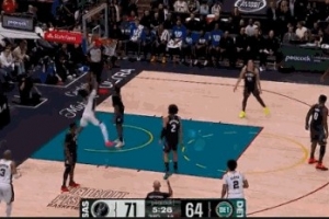 个人能力真强！卡斯尔变向单突霍兰 篮下虚晃强硬上篮2+1！