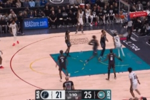 踏步流星！文班亚马反击跟进 三分线大三步拉杆上空篮可惜涮出~