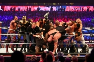 人从众！梅努更新社媒，嘲讽埃弗顿角球挤人战术像WWE