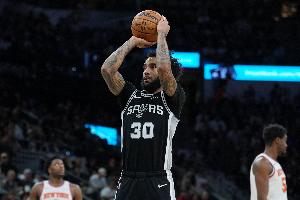 这3D太稳了！朱利安·尚帕尼半场三分5投4中拿到12分4板