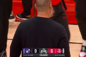 不需要控卫！火箭开场3分半钟出现5失误频频被反击 乌度卡叫停