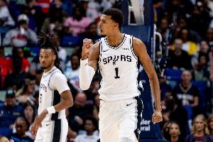 卡斯尔：文班是优秀领袖&手感不佳也有影响力 我们能应对各种对手