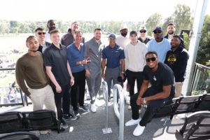 詹姆斯与伍兹探讨巅峰挑战：相比于从零开始 保持在世界第一更难