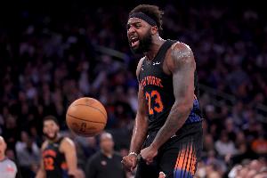 酷酷抢！米切尔·罗宾逊各种拼抢篮板 半场拿到7分6板&2前场板