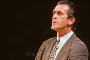 贾巴尔：87年夺冠游行时莱利向球迷承诺来年卫冕 这增加了压力